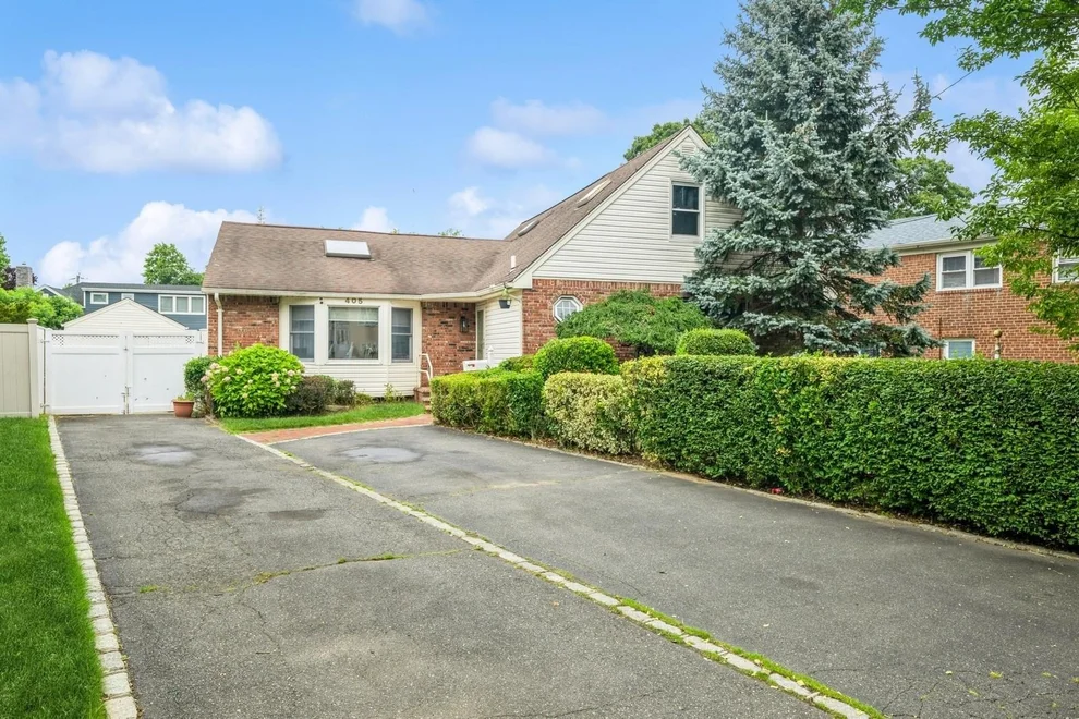 Unit for sale at 405 Waukena Avenue, Hempstead, NY 11572