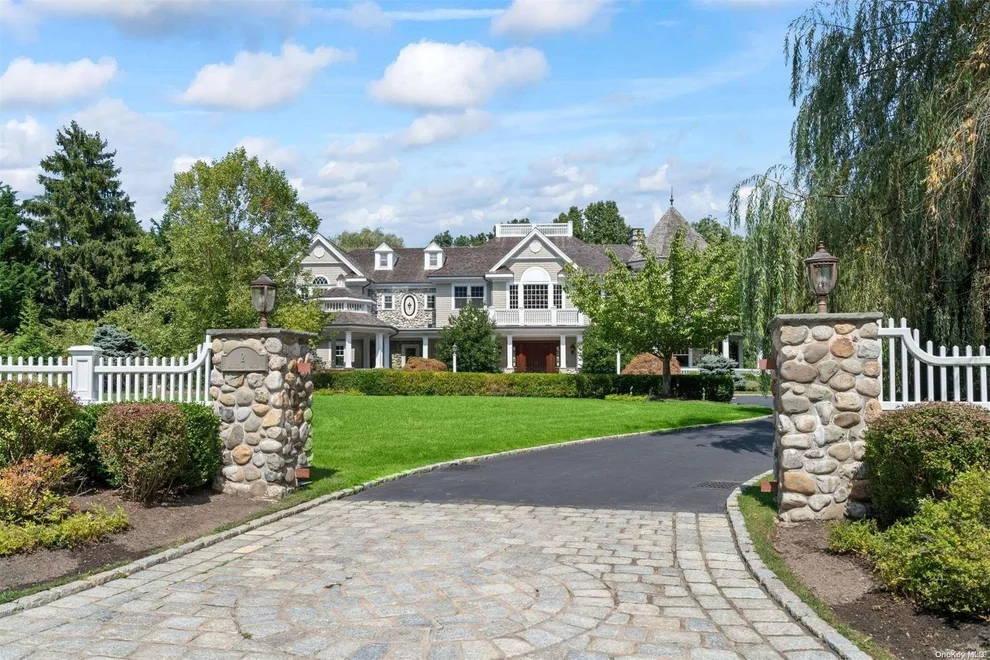 Unit for sale at 2 Mowbray Lane, Huntington, NY 11724