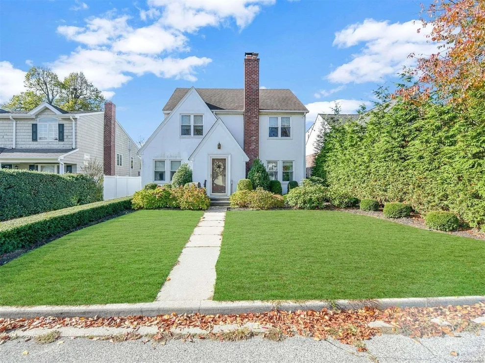 Unit for sale at 37 W 6th Street, Oyster Bay, NY 11560