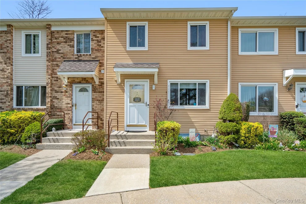 Unit for sale at 3 Town House Drive, Oyster Bay, NY 11762