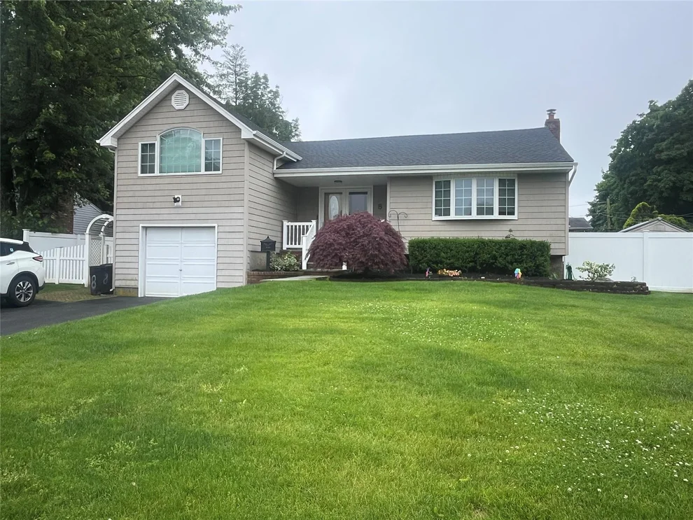 Unit for sale at 8 Primrose Lane, Smithtown, NY 11754