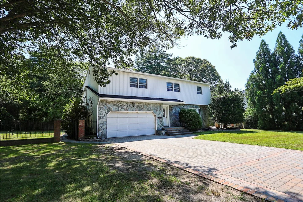 Unit for sale at 4 Terry Court, Babylon, NY 11703
