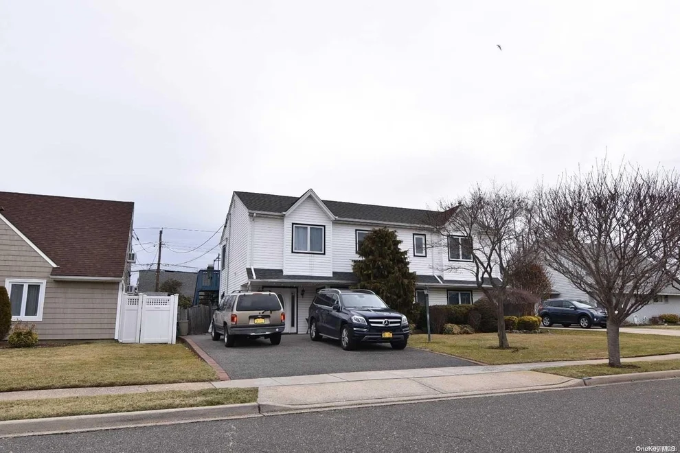Unit for sale at 86 Weaving Lane, Hempstead, NY 11793