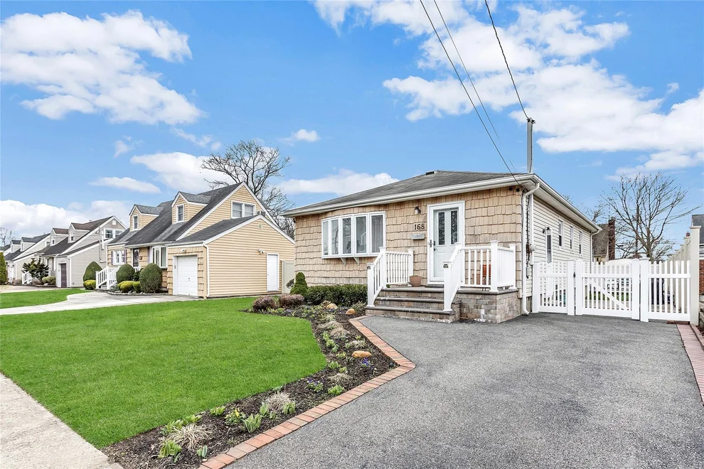 Unit for sale at 168 N Oak Street, Oyster Bay, NY 11758
