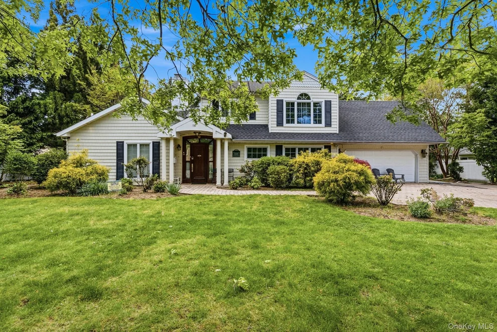 Unit for sale at 18 Sherwood Lane, North Hempstead, NY 11577