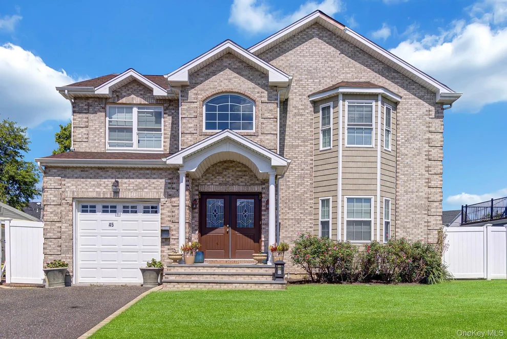 Unit for sale at 45 Meeting Lane, Oyster Bay, NY 11801