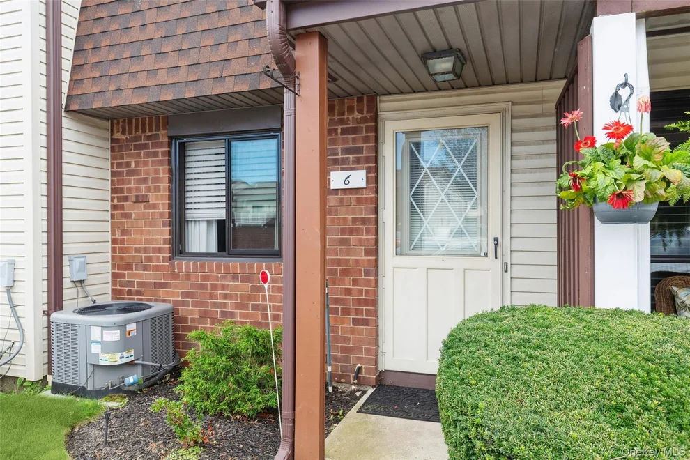 Unit for sale at 6 Cambridge Drive W, Babylon, NY 11726