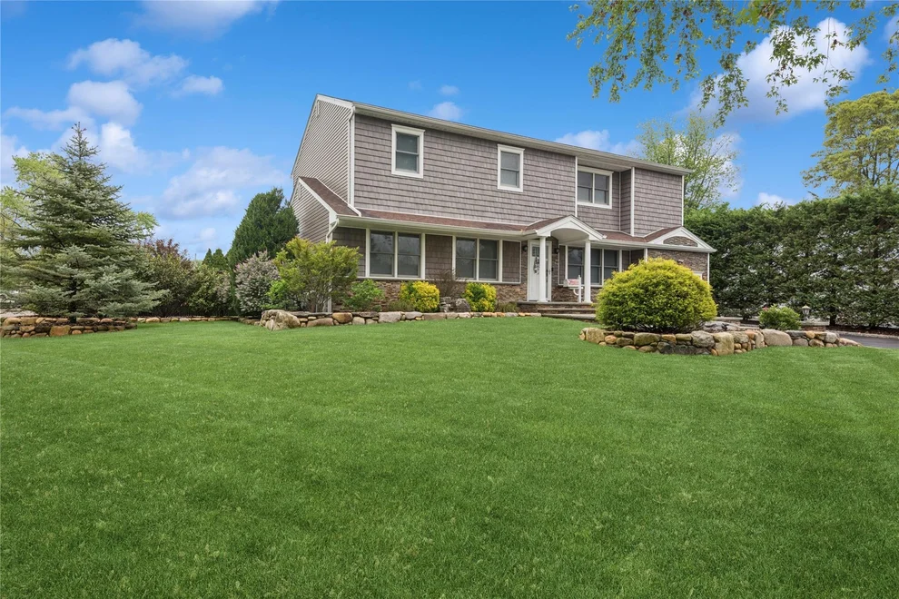 Unit for sale at 11 Greenfield Lane, Huntington, NY 11725