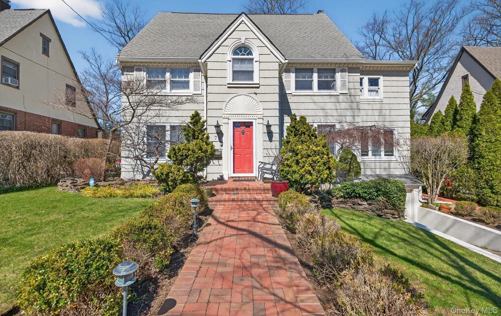 Unit for sale at 7 Grace Court N, North Hempstead, NY 11021