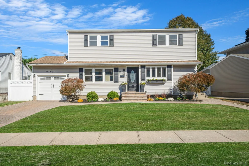 Unit for sale at 27 Midlawn Drive, Oyster Bay, NY 11758