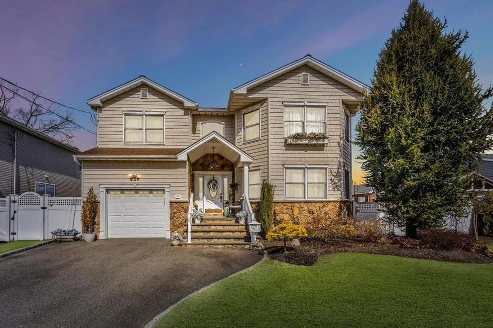 Unit for sale at 133 Commonwealth Avenue, Oyster Bay, NY 11758