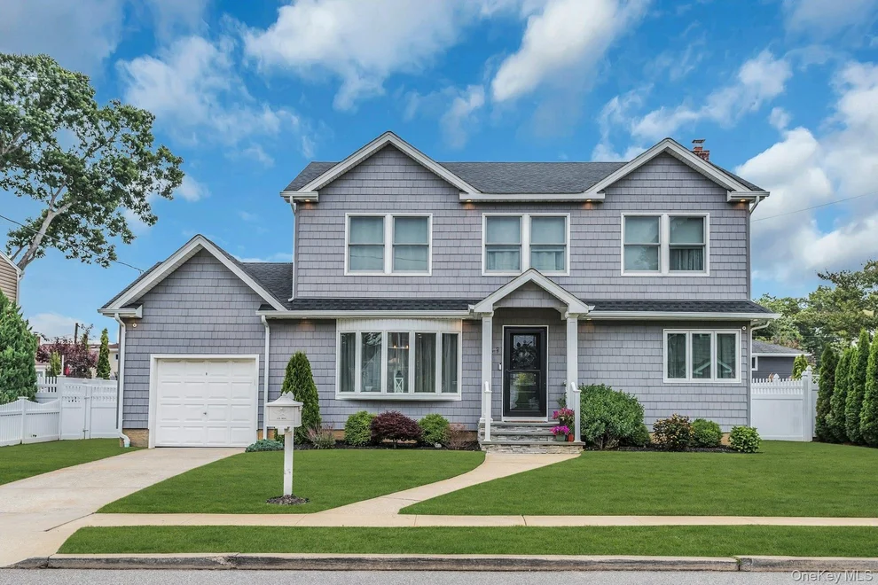 Unit for sale at 9 Pompano Lane, Oyster Bay, NY 11762