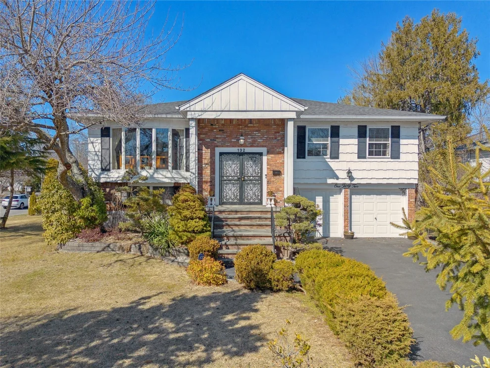Unit for sale at 132 Crescent Drive, North Hempstead, NY 11507