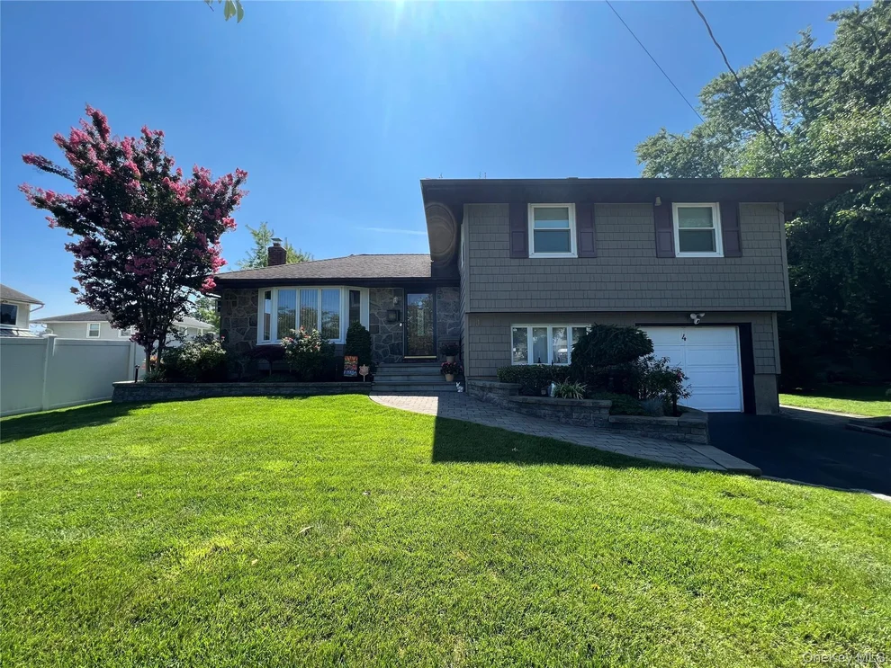Unit for sale at 4 Nottinghill Drive, Oyster Bay, NY 11758