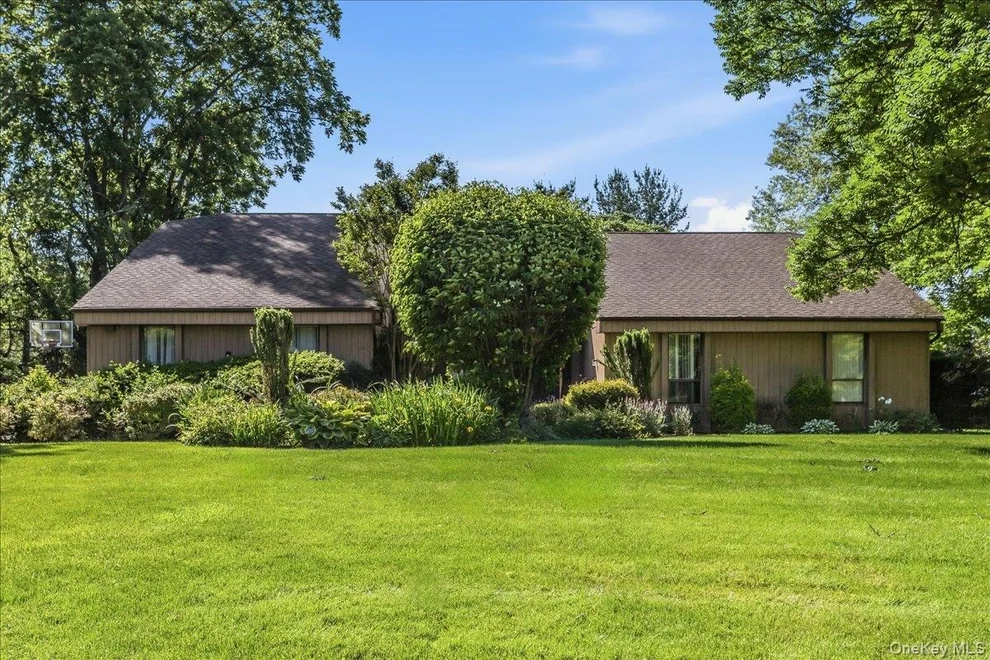 Unit for sale at 17 Campo Circle, North Hempstead, NY 11568