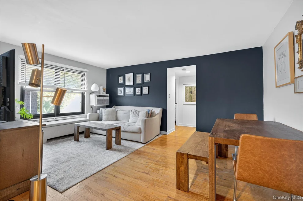 Unit for sale at 5 Terrace Circle, North Hempstead, NY 11021