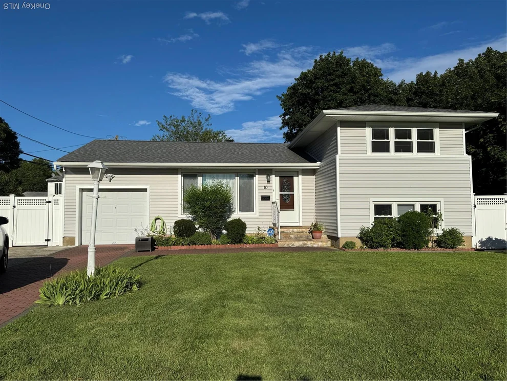 Unit for sale at 10 Otsego Place, Smithtown, NY 11725