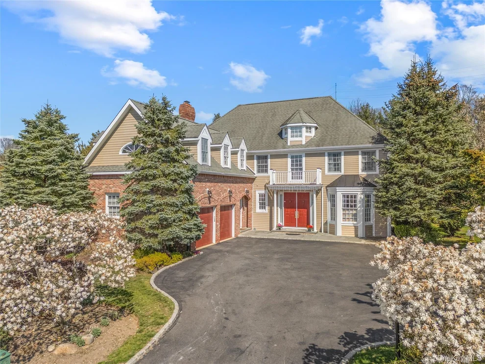 Unit for sale at 16 Mackay Way, North Hempstead, NY 11576