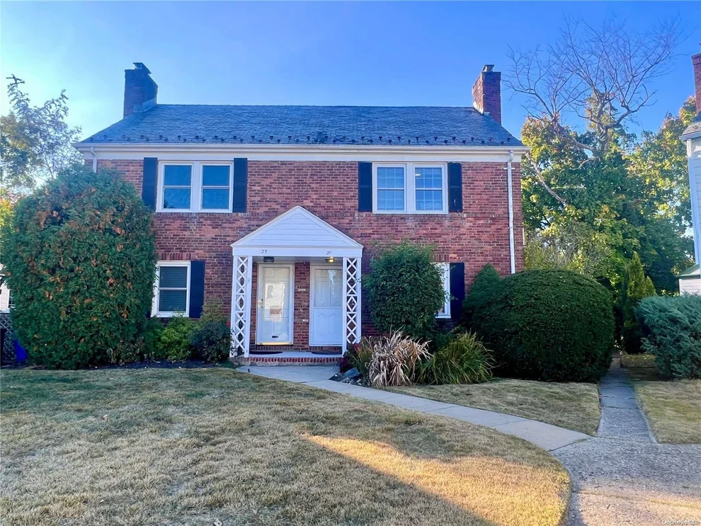 Unit for sale at 27 Bayview Court, North Hempstead, NY 11030