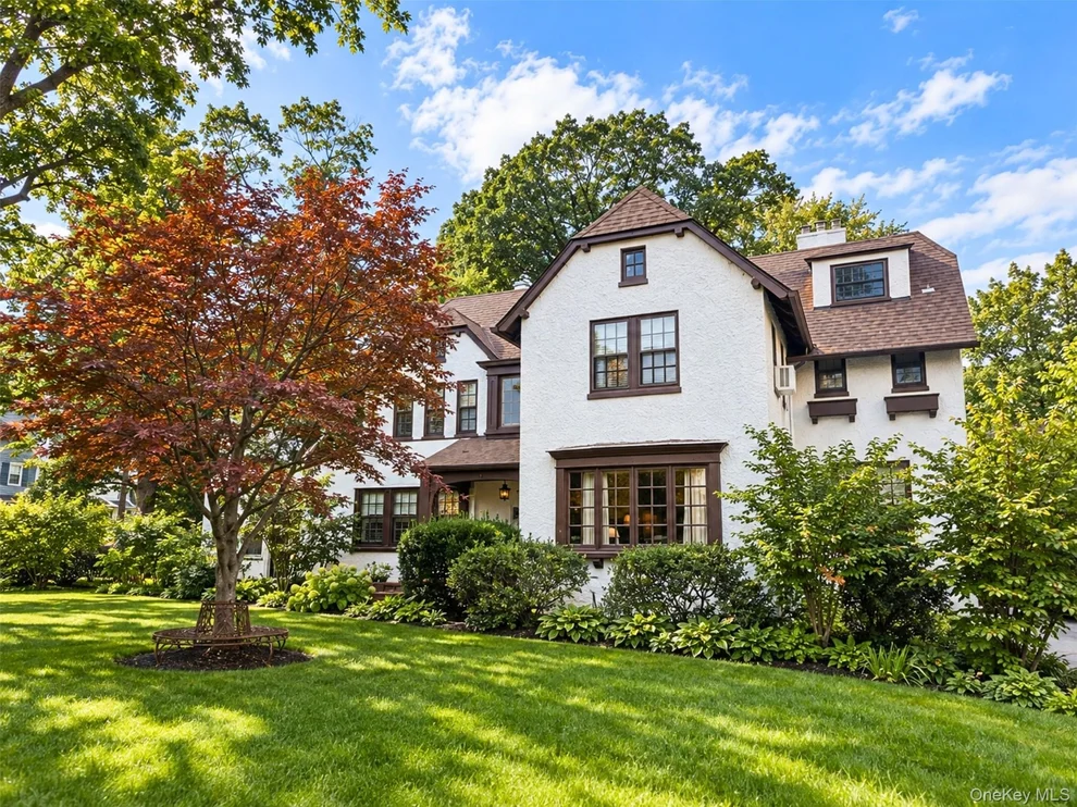 Unit for sale at 71 Arleigh Road, North Hempstead, NY 11021