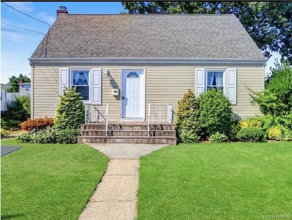 Unit for sale at 4 West Court, Oyster Bay, NY 11714