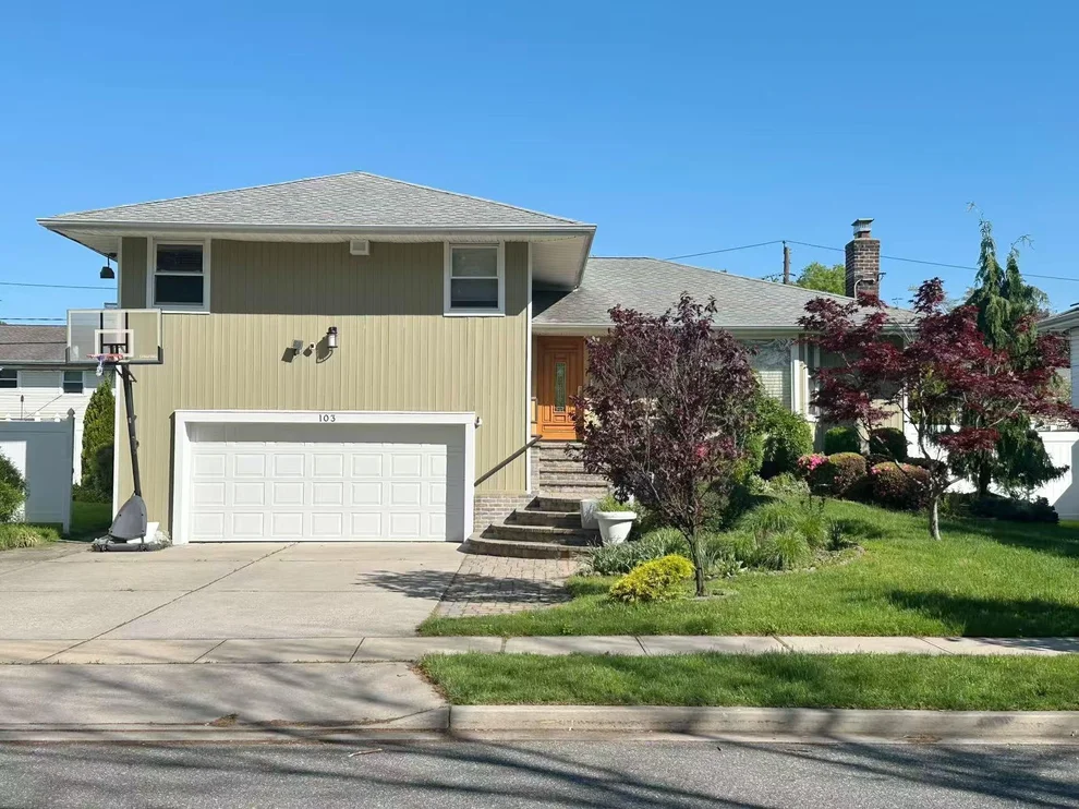 Unit for sale at 103 Birchwood Park, Oyster Bay, NY 11753