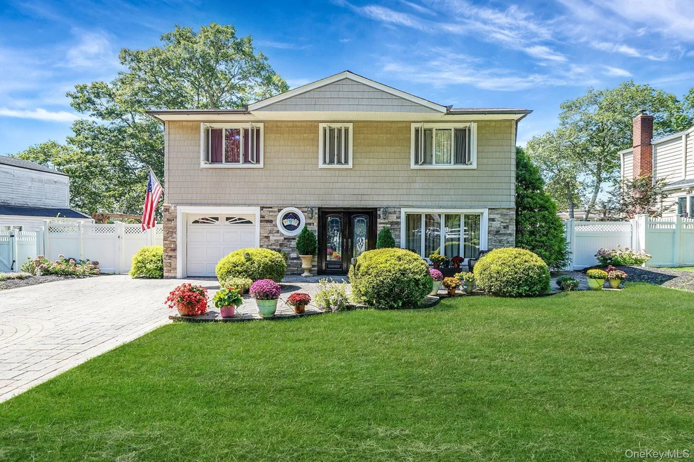 Unit for sale at 20 Villa Lane, Smithtown, NY 11787