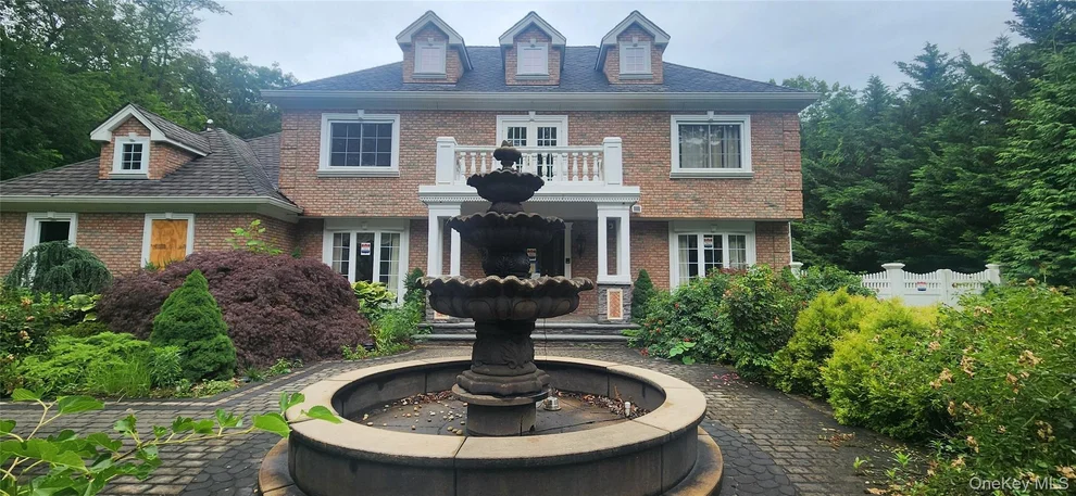 Unit for sale at 7 Arista Court, Huntington, NY 11746