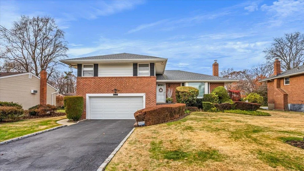 Unit for sale at 6 orient Court, North Hempstead, NY 11590