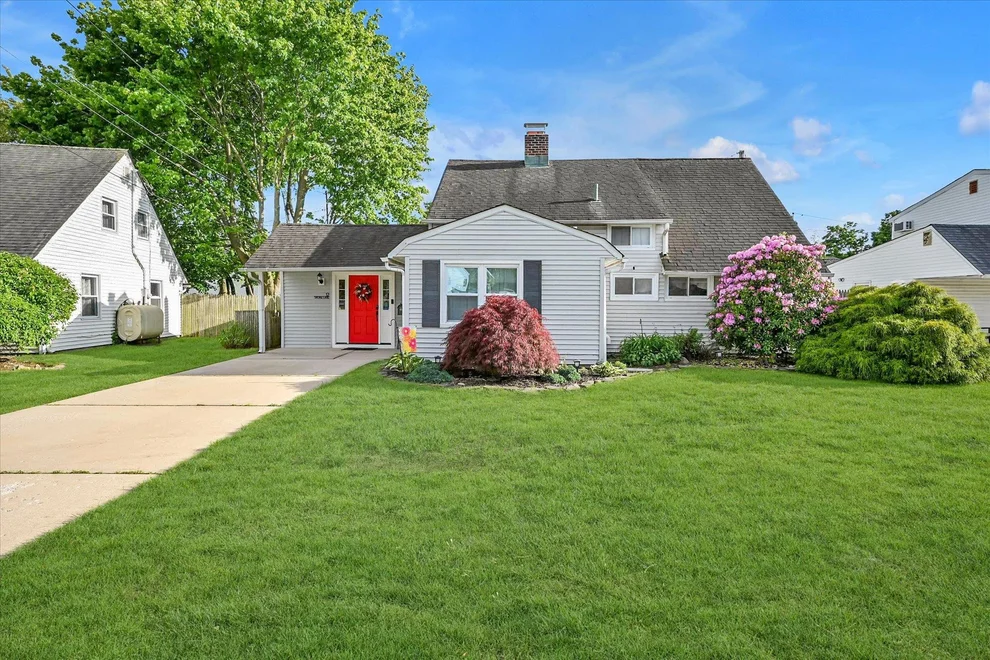 Unit for sale at 12 Spoke Lane, Hempstead, NY 11756