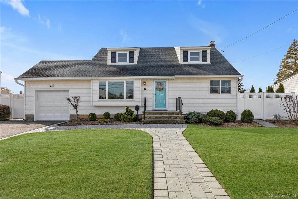Unit for sale at 6 Birch Lane, Oyster Bay, NY 11762