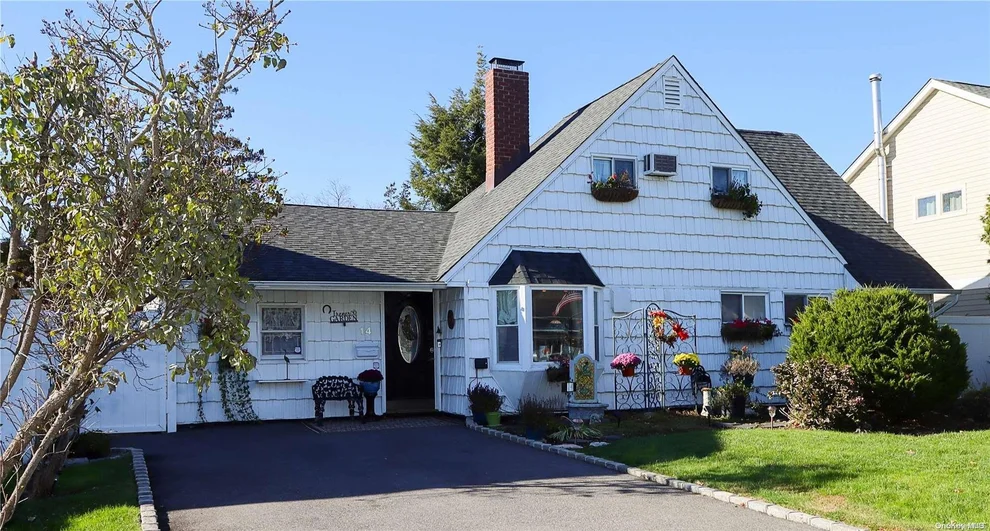 Unit for sale at 14 Bond Lane, Oyster Bay, NY 11801