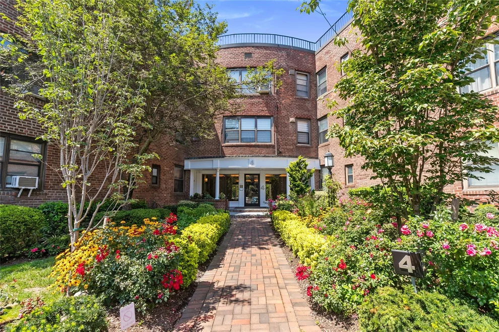 Unit for sale at 4 Townhouse Place, North Hempstead, NY 11021