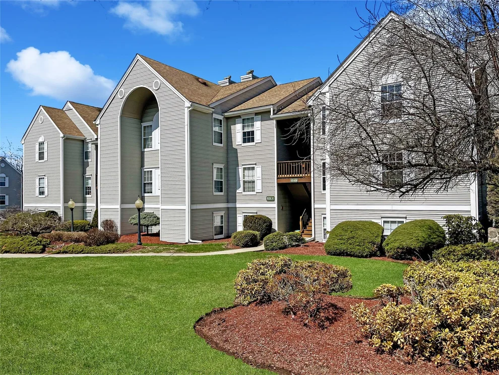 Unit for sale at 1121 Washington Green, New Windsor, NY 12553