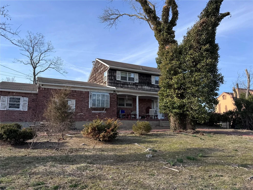 Unit for sale at 20 Westland Drive, Glen Cove, NY 11542