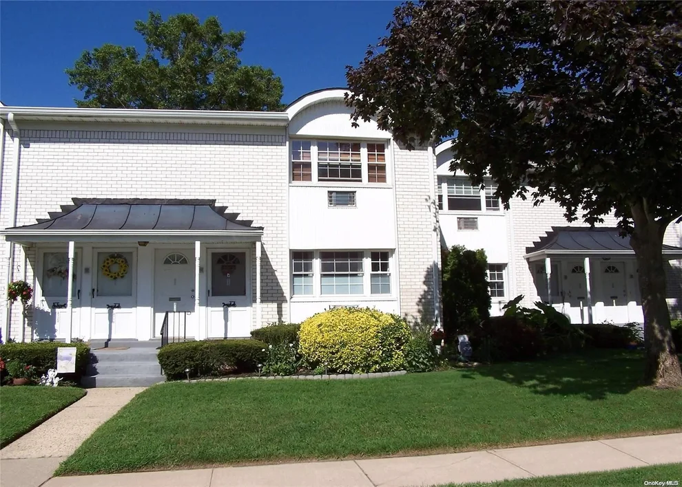 Unit for sale at 3122 Wilshire Lane, Islip, NY 11769