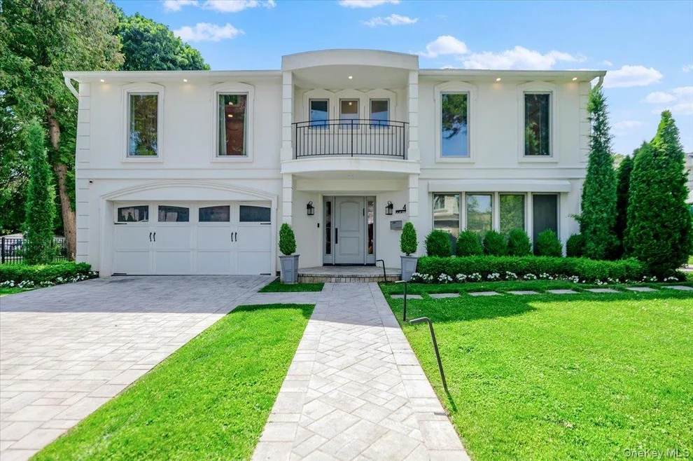 Unit for sale at 4 Poplar Court, North Hempstead, NY 11024