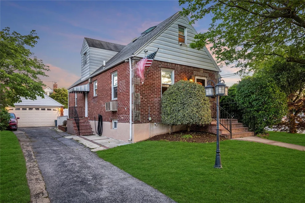 Unit for sale at 32 Jedwood Place, Hempstead, NY 11581