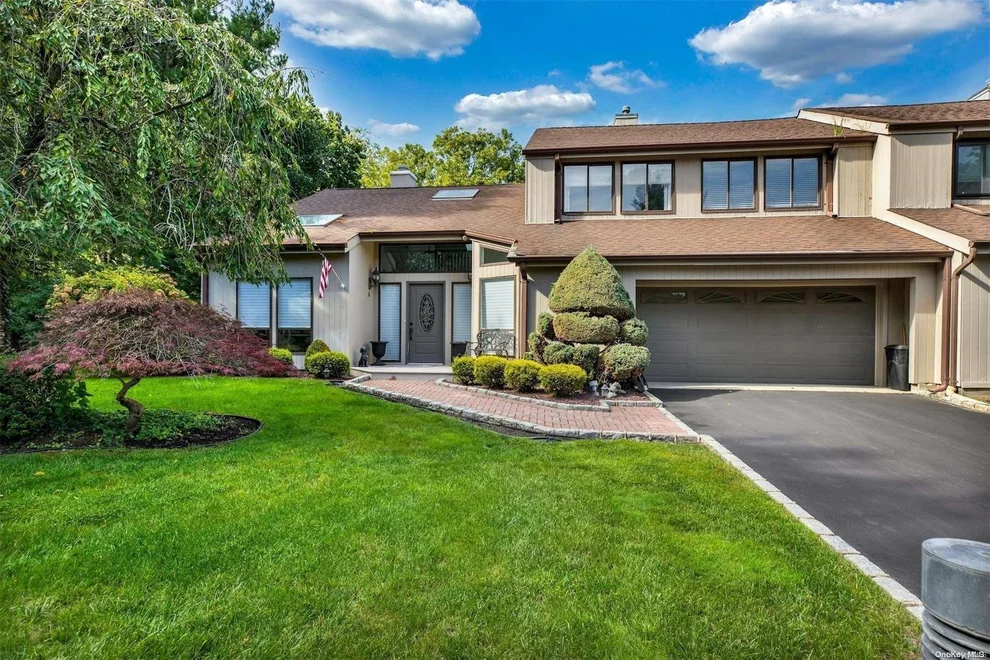 Unit for sale at 6 Southwood Court, Islip, NY 11706