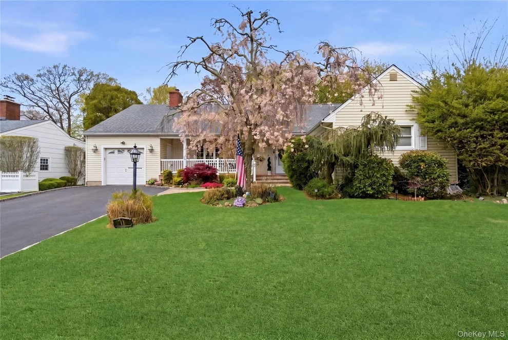 Unit for sale at 11 Rumson Road, Oyster Bay, NY 11758