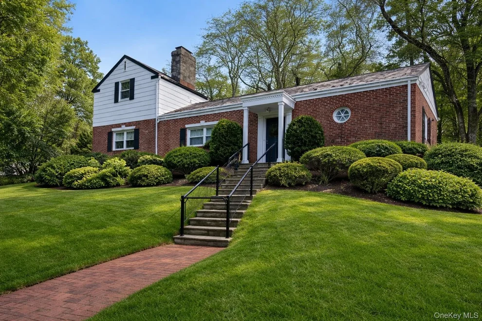 Unit for sale at 16 Mary Lane, Oyster Bay, NY 11548