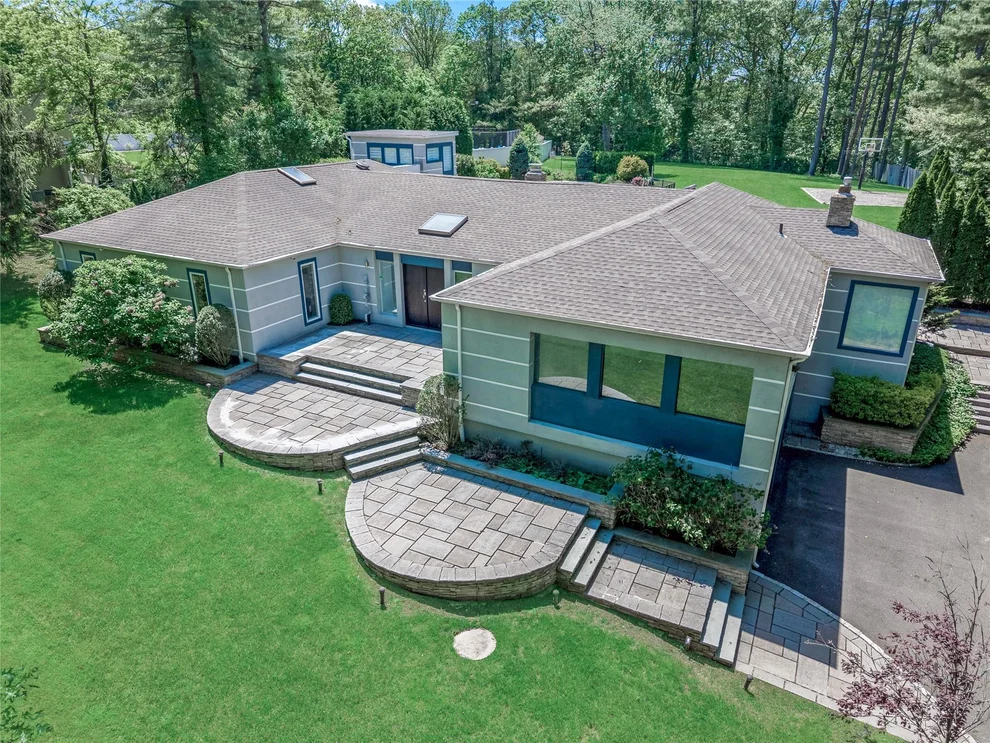 Unit for sale at 11 Faulkner Lane, Huntington, NY 11746
