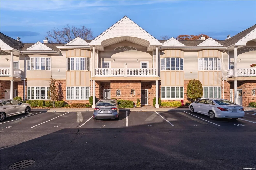 Unit for sale at 6 Sarah Court, Babylon, NY 11701