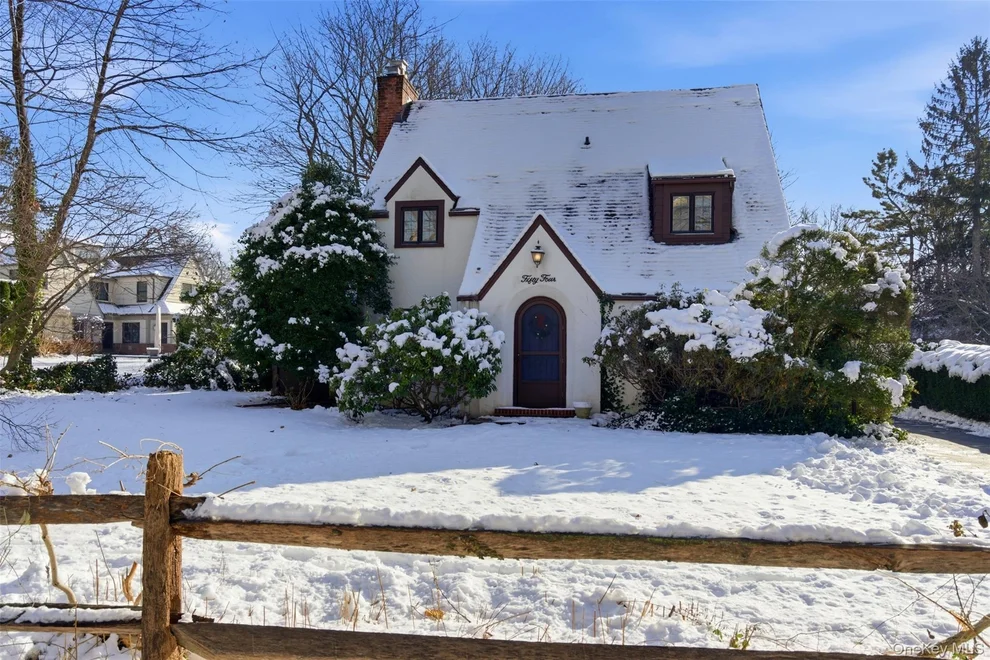 Unit for sale at 54 Summit Drive, North Hempstead, NY 11030