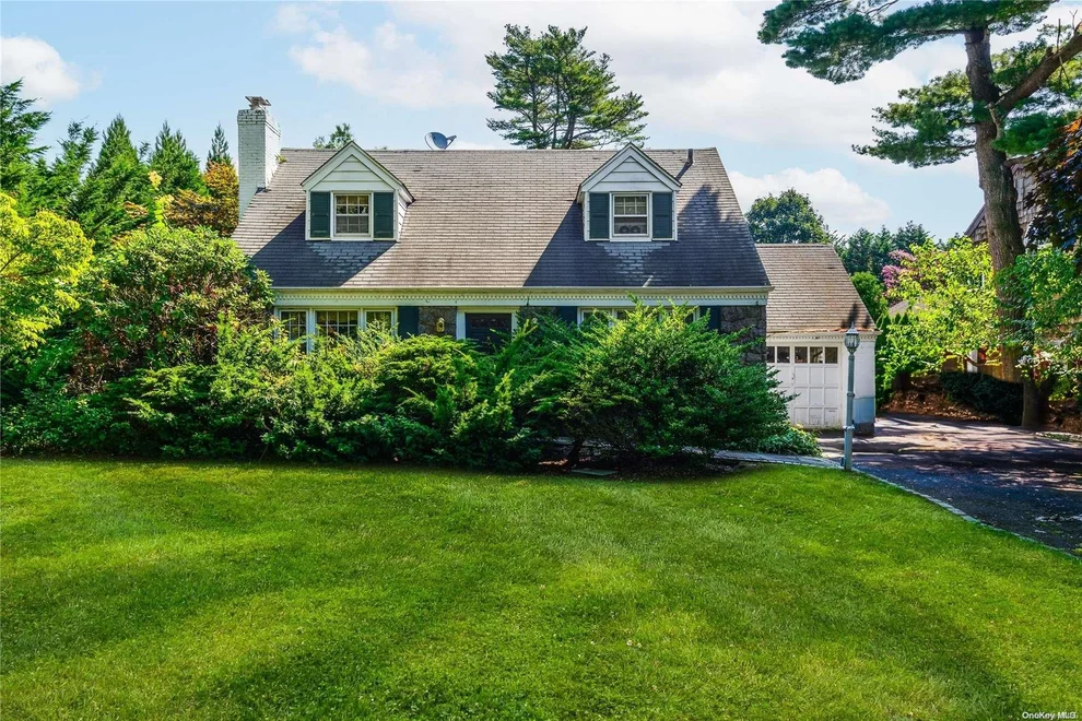 Unit for sale at 68 Oriole Way, North Hempstead, NY 11590