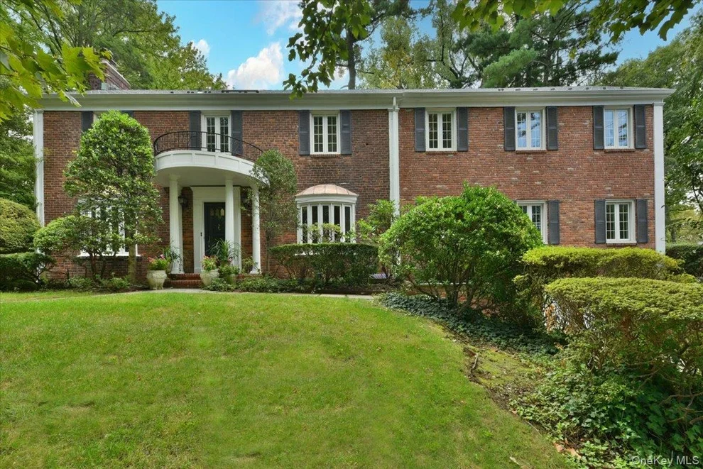 Unit for sale at 9 Dorset Road, North Hempstead, NY 11020