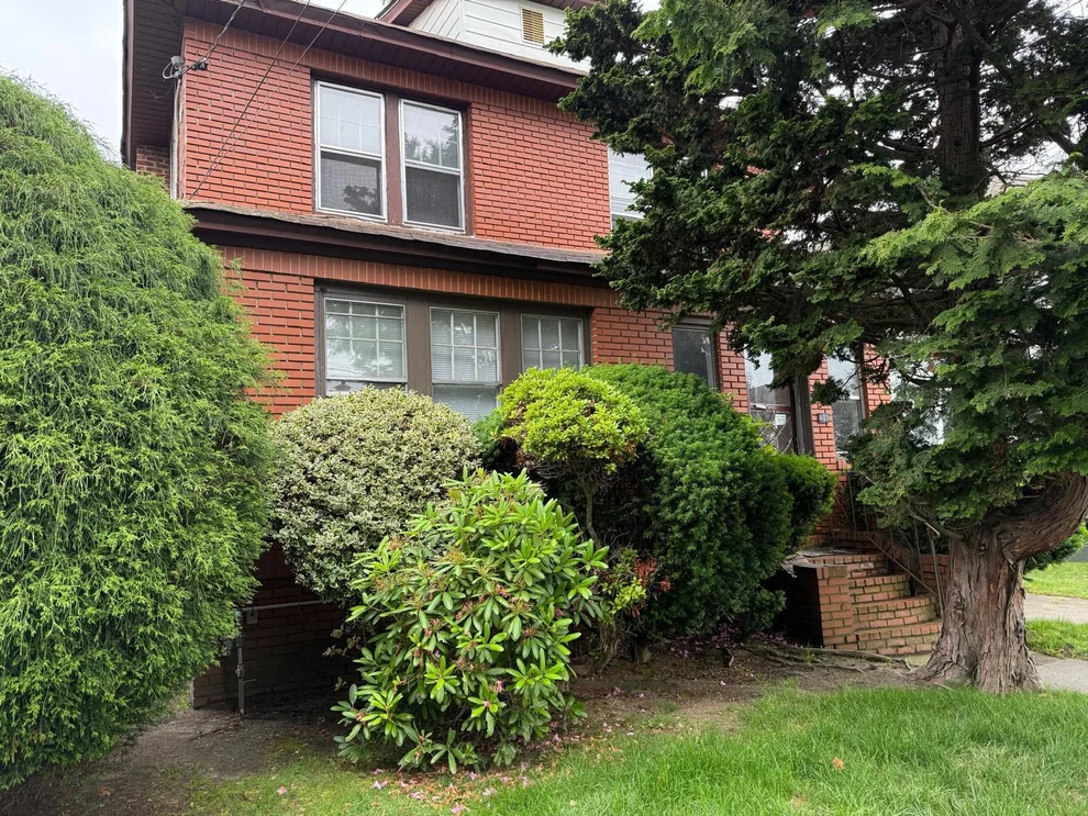 Unit for sale at 401 Oakland Avenue, Hempstead, NY 11516