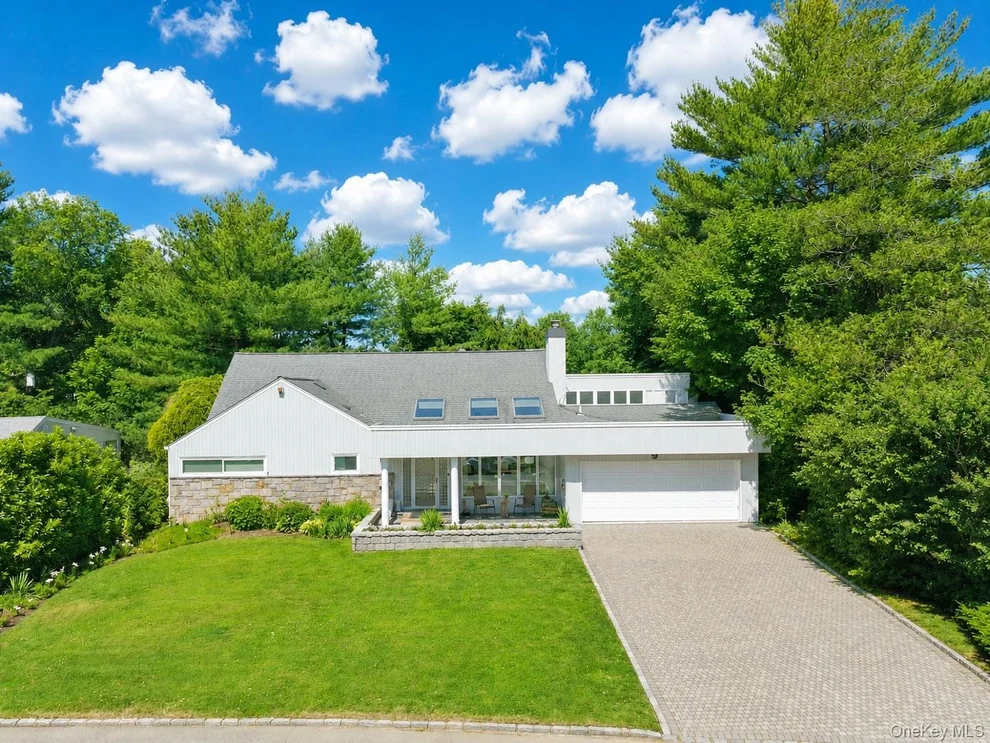 Unit for sale at 9 Arbor Road, North Hempstead, NY 11577