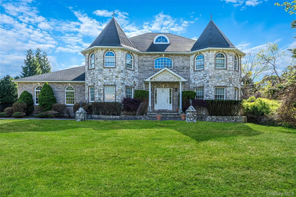 Unit for sale at 2 Deepwells Lane, Smithtown, NY 11780
