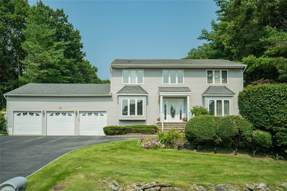 Unit for sale at 1 Stonehurst Lane, Huntington, NY 11746